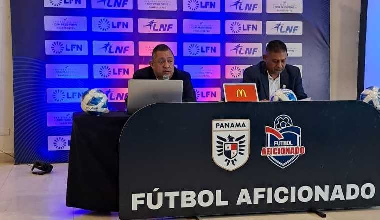 Anel Velásquez (izq.) y Alex 'Brujo' Del Rosario, dan detalles del torneo de futsal. Foto: Jaime Chávez