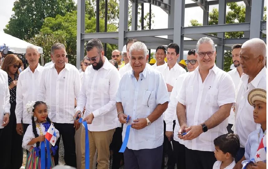 El presidente José Raúl durante la inauguración del proyecto del Anillo hidráulico en Caimitillo.