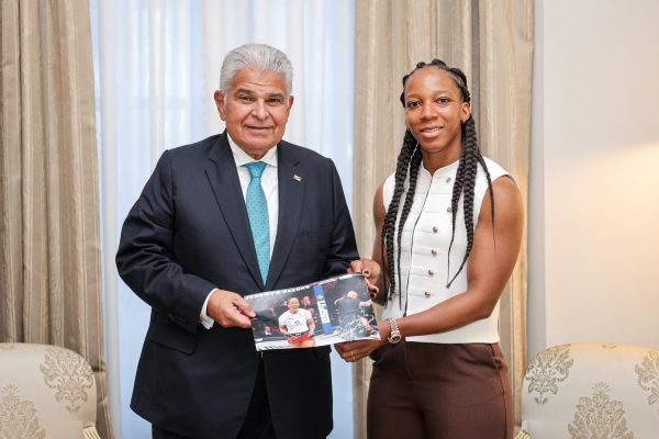 La atleta decla UFC, Joselyne Edwards Laboriel,  entrega un foto al mandatario José Raúl Mulino. Foto: Cortesía