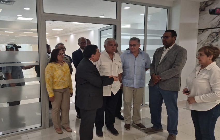 Presidente Mulino duranet su visita al hospital. Foto: Cortesía