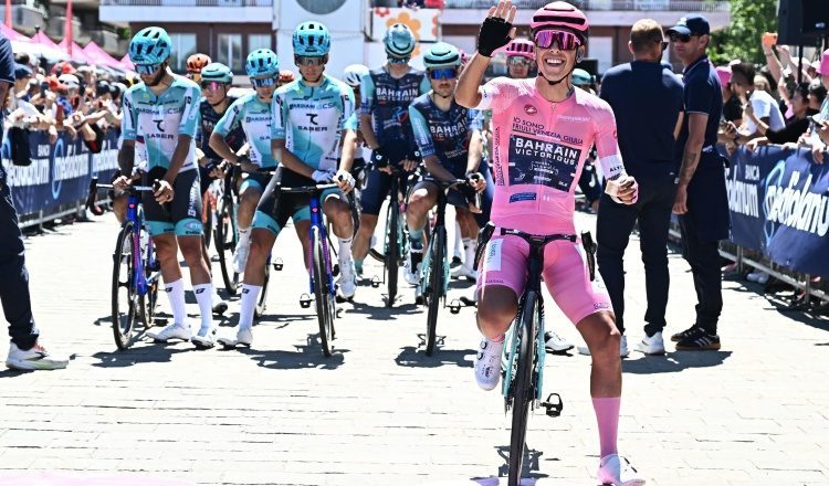 El portugués Afonso Eulalio sigue con la 'Maglia Rosa'. Foto:EFE