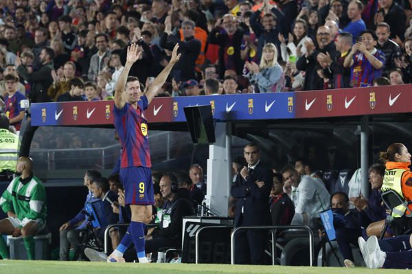 El delantero del Barcelona Robert Lewandowski saluda a los aficionado. Foto: EFE
