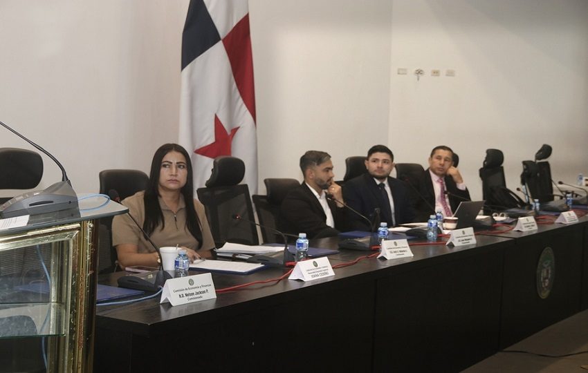 Miembros de la Comisión de Economía y Finanzas de la Asamblea.  Cortesía 