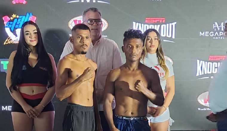 Carlos 'Gallero' Rodríguez 7-0-2 (2 KO) va contra el chorrerano Leroy 'Sensacional' Estrada . Foto: Jaime Chávez