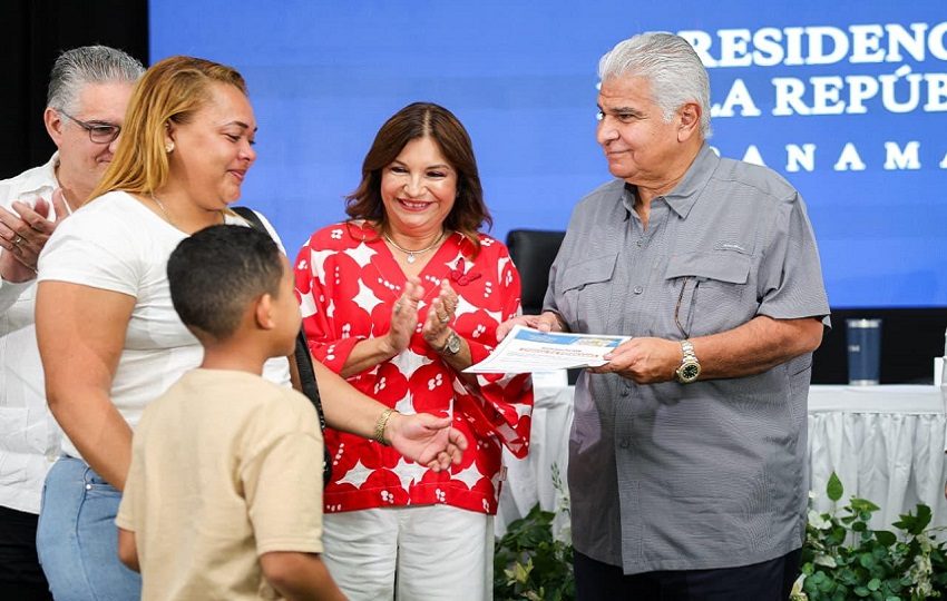 Entrega de llaves a nuevos apartamentos a familias beneficiadas en Ciudad Esperanza.