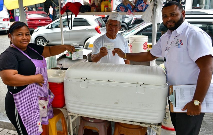 A los manipuladores de alimentos se les brindó varias charlas en la preparación de los alimentos. Foto: Diomedes Sánchez