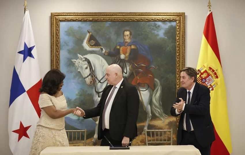 Carlos Guevara Mann (c), Lucy Molinar (i) y Luis García Montero. Foto: EFE / Bienvenido Velasco