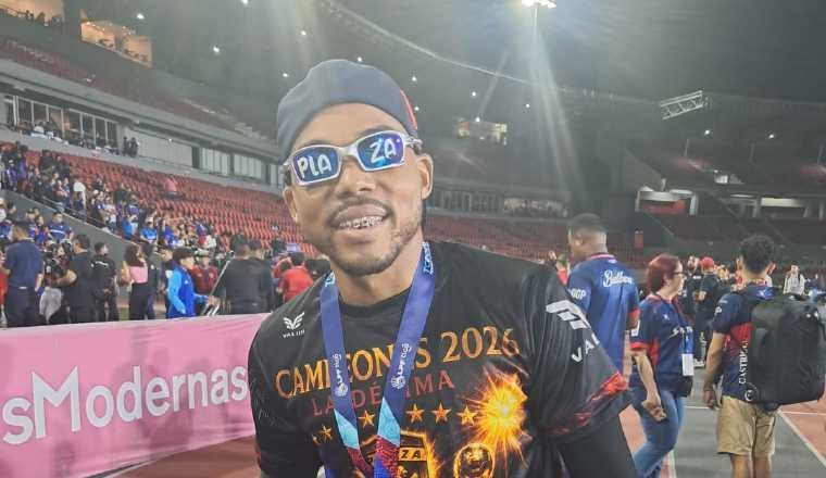 Samuel 'Memo' Castañeda, festeja el 'tricampeonato' del Plaza Amador. Foto: Jaime Chávez