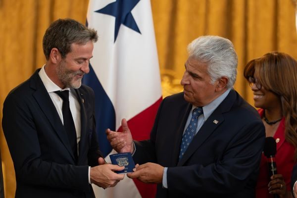 Thomas Christiansen recibió su pasaporte como panameño por parte de Mulino. Foto: Cortesía