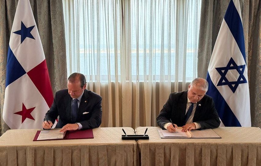El canciller Martínez Acha y el embajador  Mattanya Cohen firmaron el memorando.
