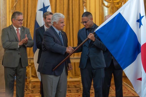 José Raúl Mulino entregó la bandera a Eric Davis. Foto: Cortesía