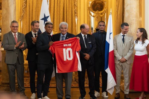 Edgar Yoel Bárcenas, en representación de los jugadores, obsequió una camista al presidente Mulino. Foto: Cortesía