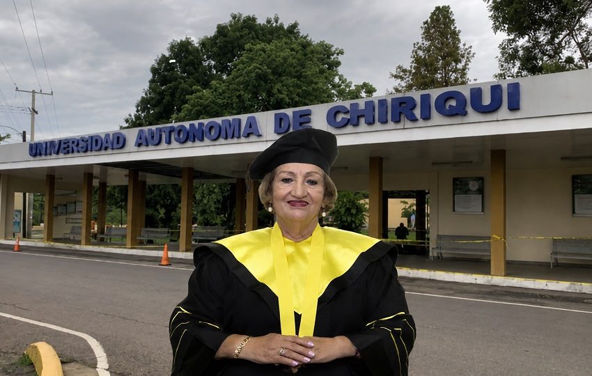 A la rectora, Etelvina de Bonagas, que lleva 48 años dentro de la Universidad, le restan dos de mandato. Archivo 