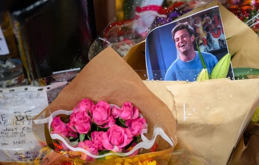 Altar en honor al fallecido actor Matthew Perry, en Nueva York (EE.UU.). Foto: EFE / EPA / Tamas Vasvari