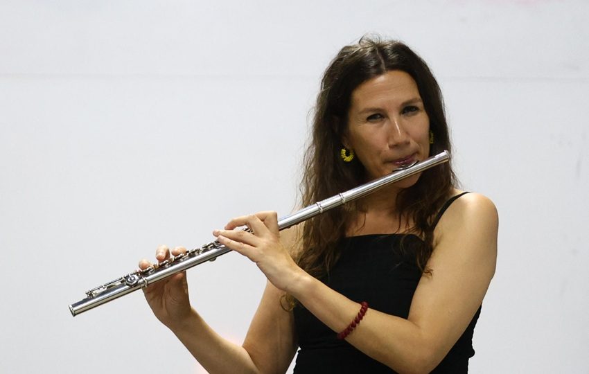 La flautista gallega María Toro participa en conversatorio de música en Panamá. Foto: EFE