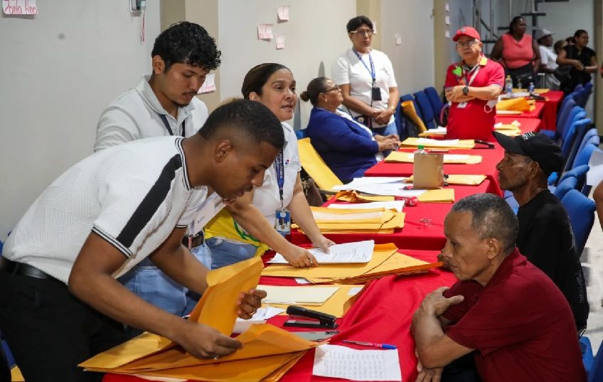La ministra Beatriz Carles de Arango entrega tarjetas Clave Social a nuevos beneficiarios de los programas sociales durante la jornada realizada en la Comunidad Apostólica Hosanna.