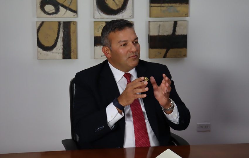 Fernández aseguró que bajo su administración se prioriza el bienestar de las unidades. Foto: Santa