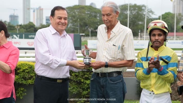 Luis Shirley propietario de Doña Perfecta recibió la copa del triunfo de manos de Raúl Endara. Foto: Omar Yerar Batista.