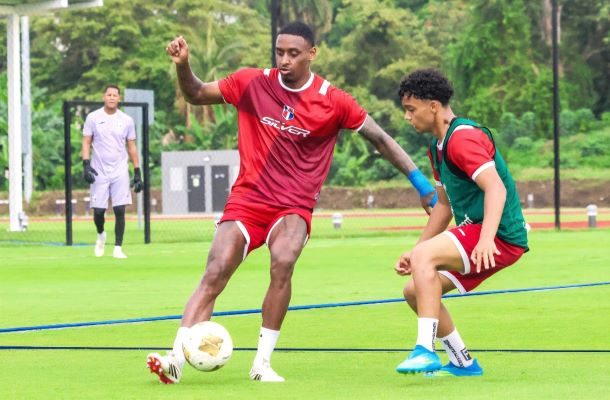 Jugadores dominicanos entrenan con miras al partido contra Panamá. Foto: @sedofutbol