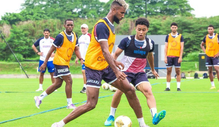 Jugadores de la selección dominicana en los entrenamientos. Foto:@sedofutbol 