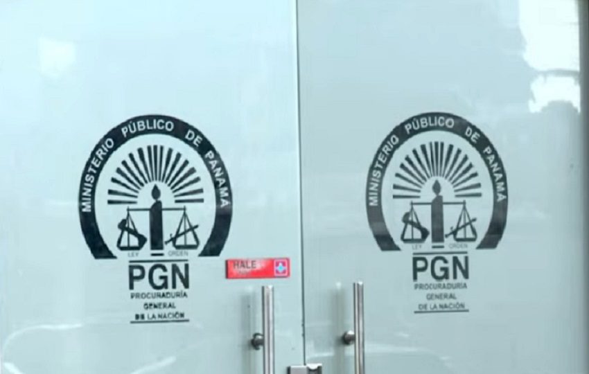 Los abogados de la rectora dijeron que legalmente se mantiene en el cargo.