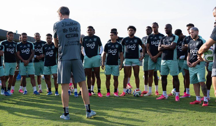 Thomas Christiansen, técnico de Panamá, conversa con sus jugadores. Foto: FPF