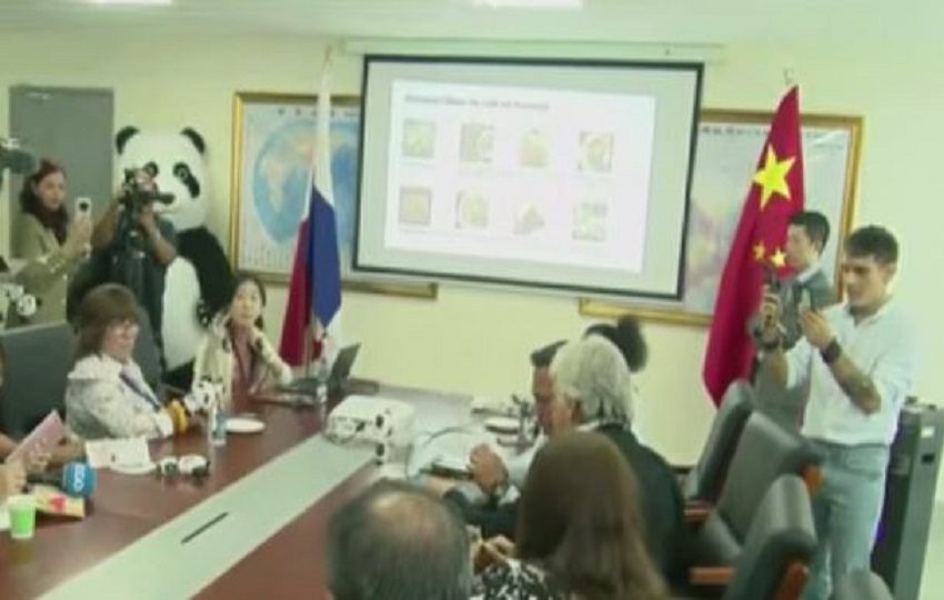Reunión entre la embajadora y los medios de comunicación.  Cortesía 