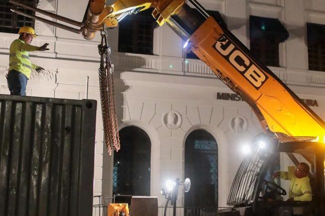 Maquinaria y equipos se instalan en el Casco Antiguo para dar inicio a los trabajos de conservación de la Plaza de Francia.