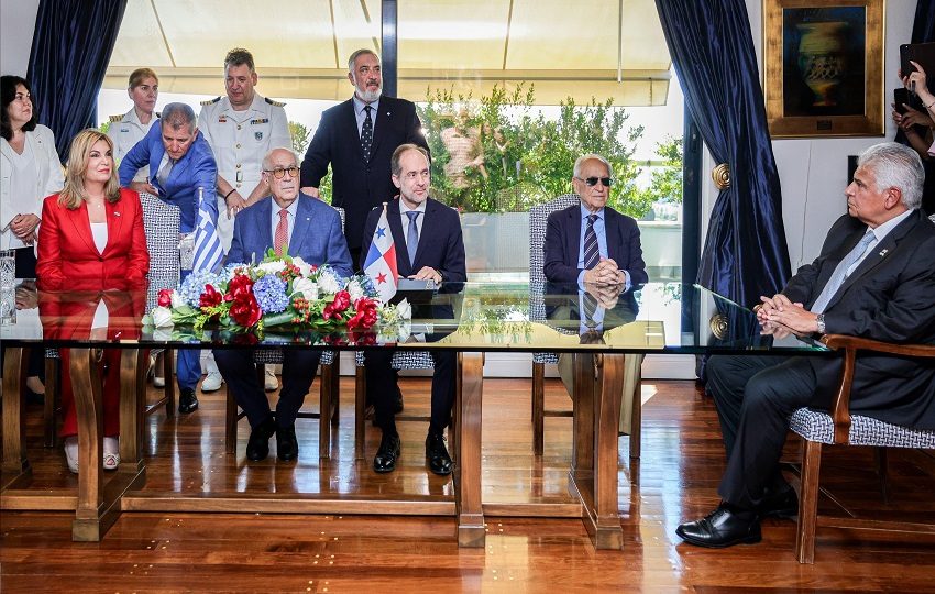 El presidente José Raúl Mulino junto a directivos de Tsakos Shipping & Trading durante la firma del Memorando de Entendimiento en Grecia.
