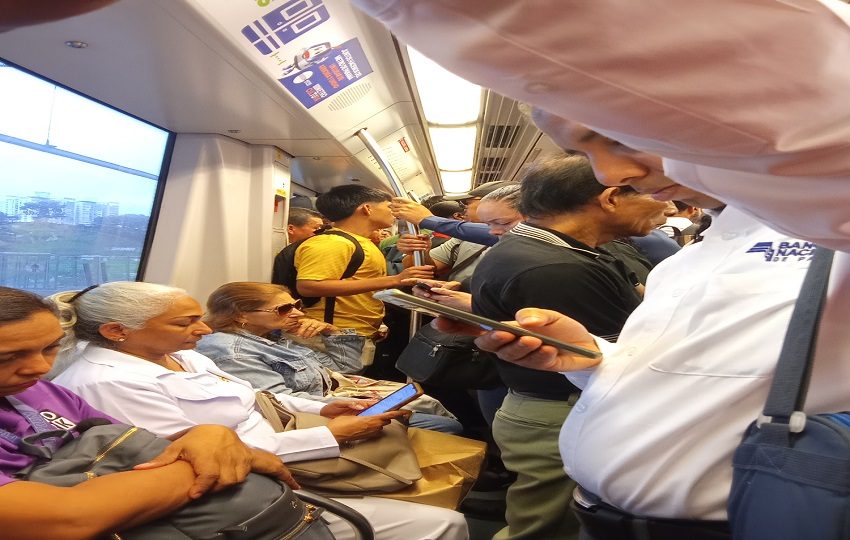 Hacinamiento en los vagones generó malestar entre los pasajeros.