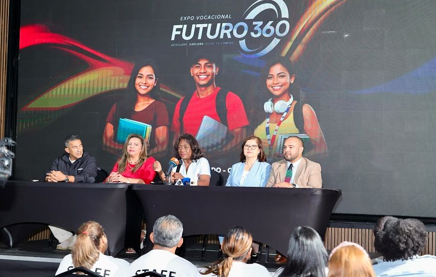 La ministra de Educación, Lucy Molinar.