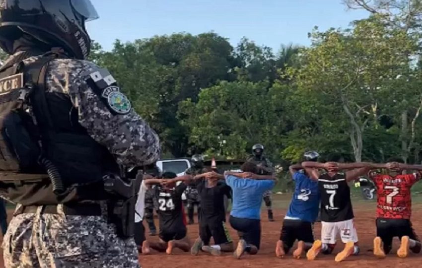 La Policía Nacional continúa la búsqueda de los reos fugados.