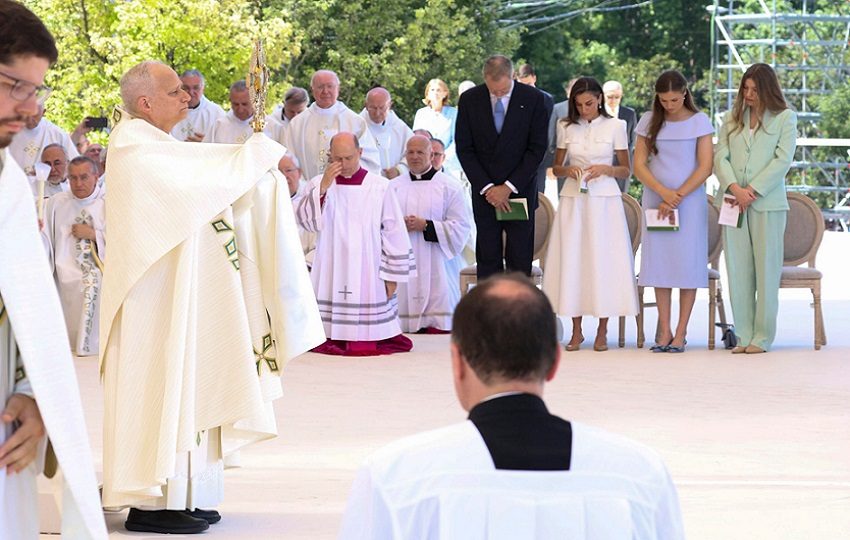 El papa León XIV oficia la misa del Corpus en Madrid ante una multitud de personas y autoridades, entre ellas, la familia real. EFE
