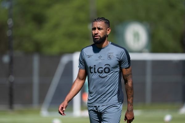 Aníbal Godoy se incorporó al grupo de jugadores. Foto: FPF