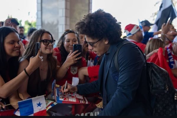 Adalberto 'Coco' Carrasquilla firma autógrafo a los afcionados a su llegada a Canadá. Foto: FPF