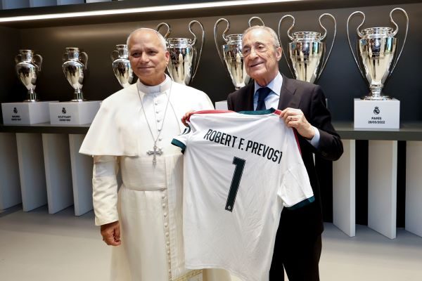  El papa León XIV es recibido por el presidente del Real Madrid Florentino Pérez. Foto: EFE