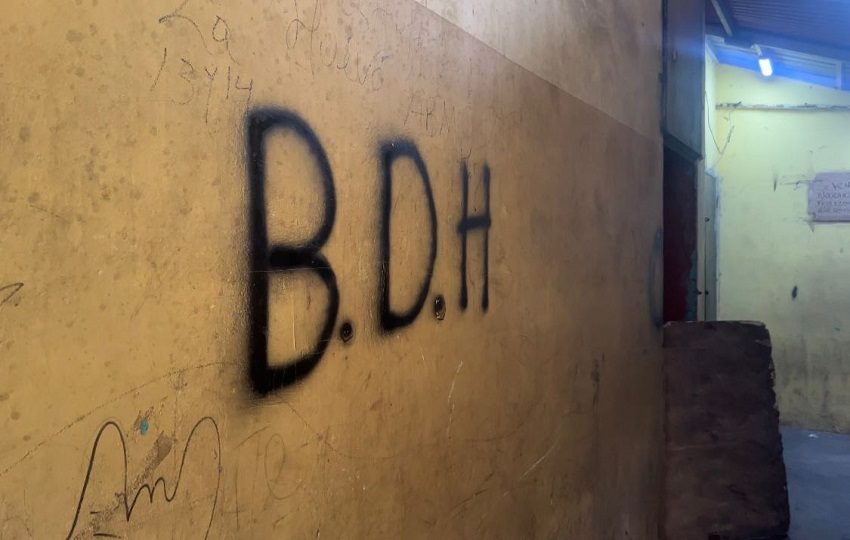 En la parte interna de los inmuebles hay grafitis distintivos de esta pandilla.