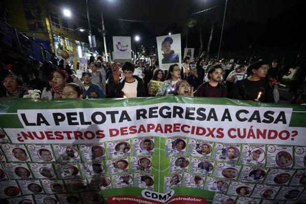 Personas sostienen carteles durante una protesta, previo a la inauguración de la Copa Mundial de Fútbol de la FIFA 2026. Foto: EFE