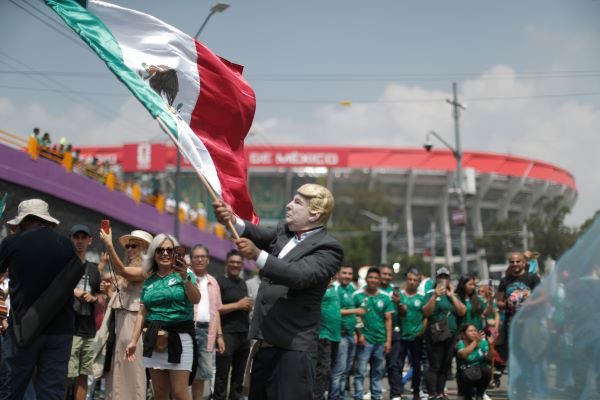 Un aficionado ondea la benadera de México. Foto: EFE