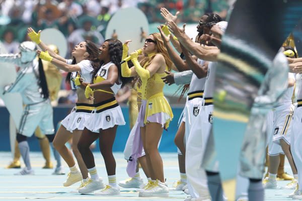La colombiana Skakira en su presentación en el Estadio Azteca. Foto: EFE