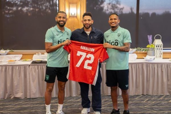 José 'Chema' Caballero recibe una camiseta de la selección de Panamá. Foto: FPF