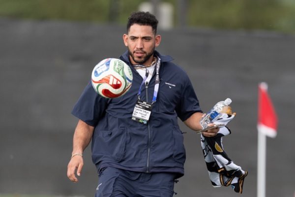 José 'Chema' Caballero domina el balón durante su visita al equipo panameño. Foto: FPF