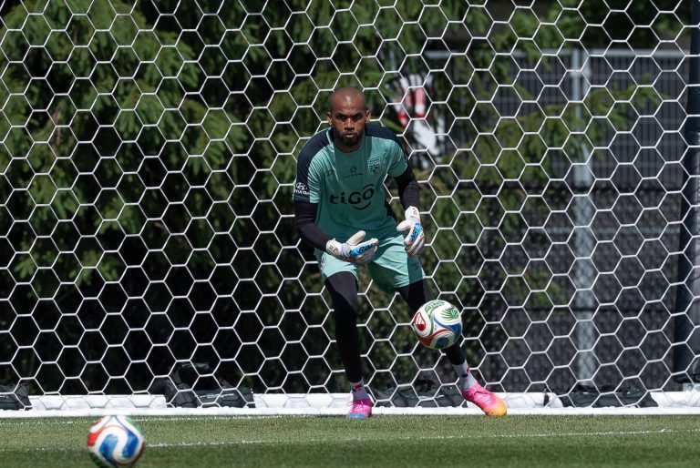 Luis 'Manotas' Méjia durante los entrenamientos del equipo panameño. Foto: FPF