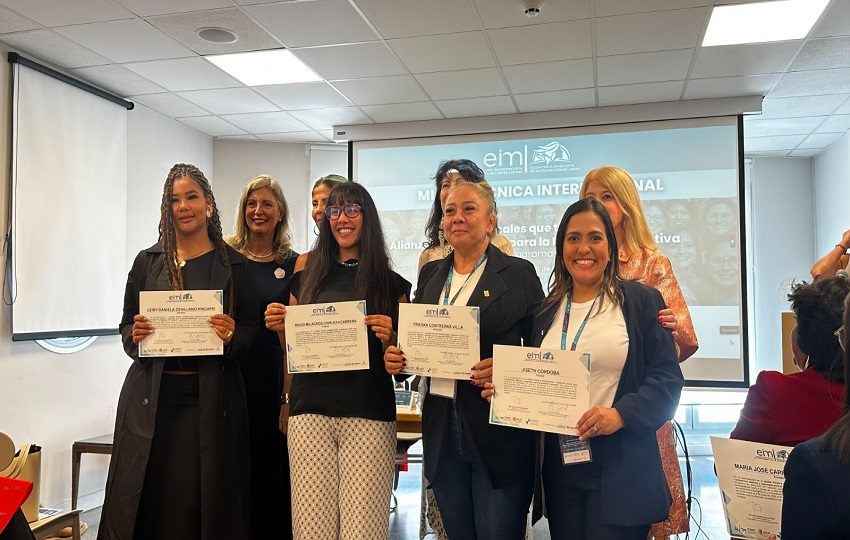Al finalizar la capacitación, les otorgaron certificados de participación.