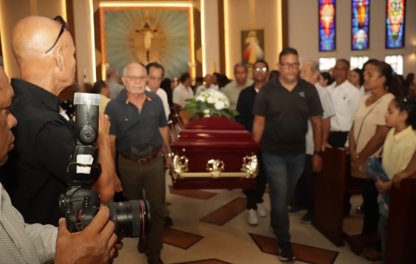 Las honras fúnebres se celebraron en la Parroquia Nuestra Señora de Lourdes. Foto: Alexander Santamaría