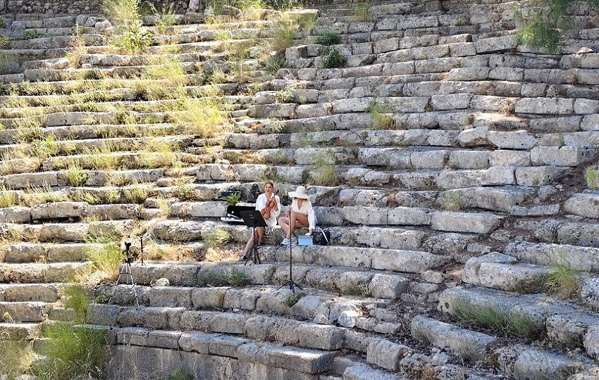Artistas deleitan con el violín a los visitantes del antiguo  teatro.