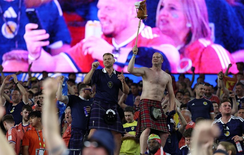 Los fanáticos de Escocia han revolucionado Boston con sus cantos, fiestas y su consumo de licor. Foto EFE