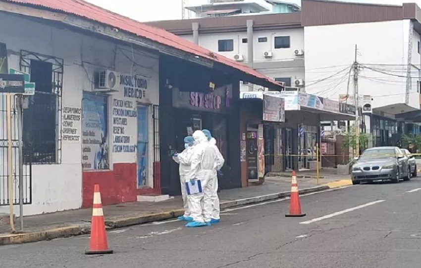 Personal de la Fiscalía de Homicidios y Femicidios de Chiriquí, en conjunto con peritos del Instituto de Medicina Legal y Ciencias Forenses (IMELCF), iniciaron las diligencias correspondientes para el levantamiento del cadáver y la recolección de evidencias. Foto. Cortesía