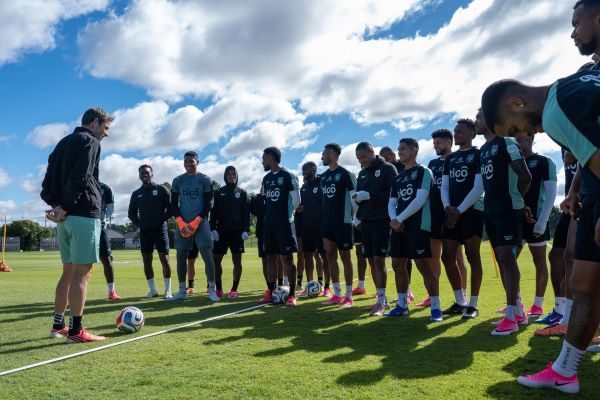 Thomas Christiansen, técnico de Panamá, conversa con sus jugadores. Foto: FPF