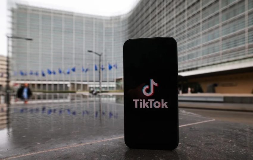 La aplicación de TikTok en un móvil.  Foto: EFE / EPA / Olivier Hoslet